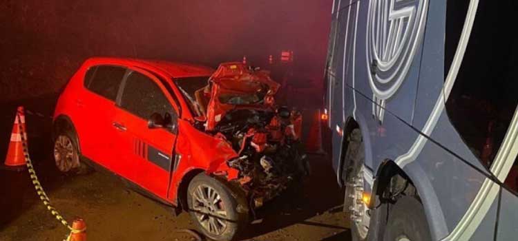 TRÂNSITO: Carro bate de frente com ônibus na PR-445 e deixa dois mortos.