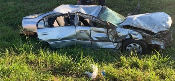 TRÂNSITO: Carro capota e motorista fica preso nas ferragens na BR 467.