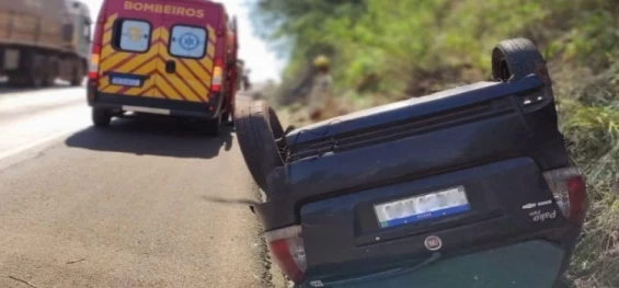 TRÂNSITO: Carro com homem e criança capota após colidir com carreta na BR-467 em Cascavel.