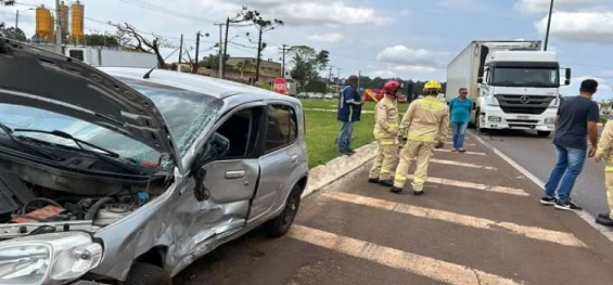 TRÂNSITO: Carro e carreta se envolvem em acidente na BR-277, deixando um homem ferido.
