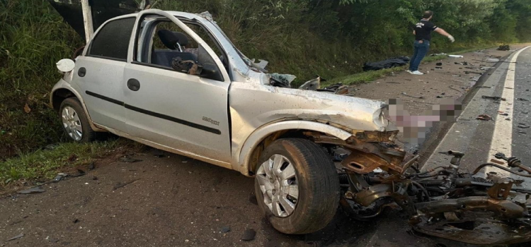 TRÂNSITO: Carro parte ao meio após colisão com caminhão.