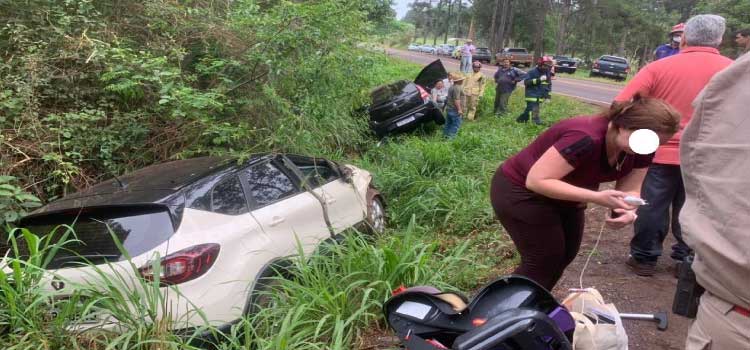 TRÂNSITO: Carros se envolvem em forte colisão na PR-180 e duas pessoas ficam feridas.
