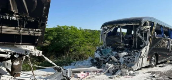TRÂNSITO: Colisão entre ônibus e carreta deixa um morto na BR-369.