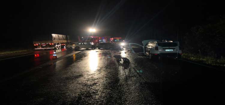 TRÂNSITO: Colisão envolvendo três veículos na BR 277, trecho de Teixeira Soares deixa vítima fatal.