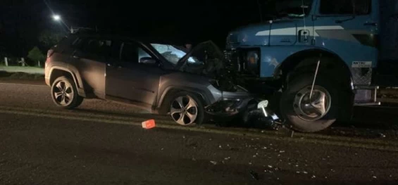 TRÂNSITO: Colisão frontal entre Jeep e caminhão deixa um ferido na BR 277.