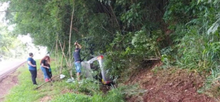 TRÂNSITO: Condutor perde controle, sofre saída de pista e tomba na PR-180, entre Cafelândia e Nova Aurora.