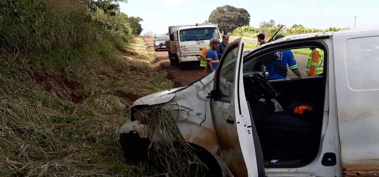 TRÂNSITO: Condutor perde o controle de Van e capota veículo na BR-467.