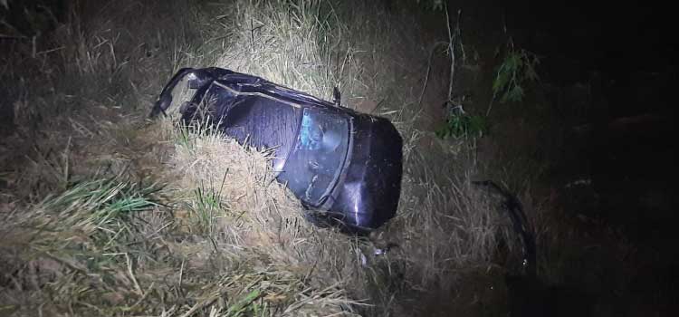TRÂNSITO: Condutor perde o controle de veículo e capota.