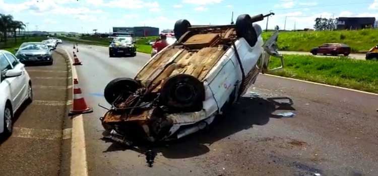 TRÂNSITO: Condutor sofre múltiplas fraturas após perder o controle de veículo e capotar na BR-467.
