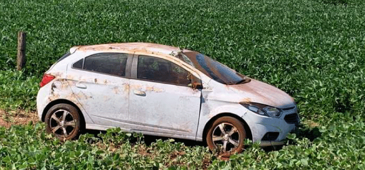 TRÂNSITO: Condutora perde controle e capota carro diversas vezes na BR-467 em Cascavel.