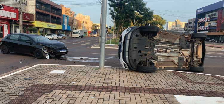 TRÂNSITO: Creta acaba tombando após ser colidido por Gol em cruzamento no Centro de Cascavel.
