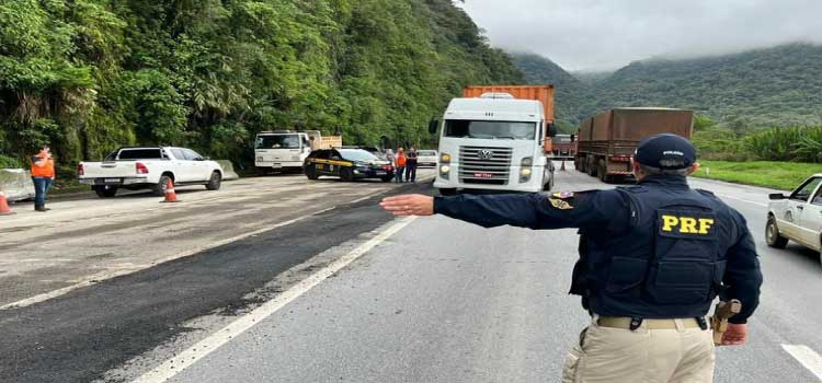TRÂNSITO: Desvio é alterado para melhorar o fluxo de veículos.