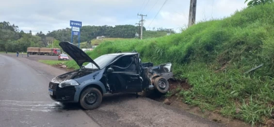 TRÂNSITO: Dois feridos em grave acidente entre camionete e ônibus na PR-483 em Francisco Beltrão.