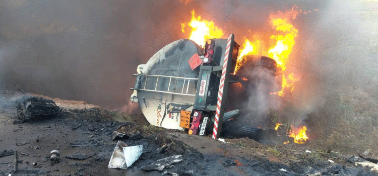TRÂNSITO: Dois motoristas morrem após colisão entre carretas na BR-282.