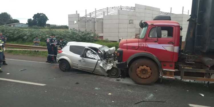 TRÂNSITO: Duas pessoas morrem em colisão frontal entre carro e caminhão na BR-376.
