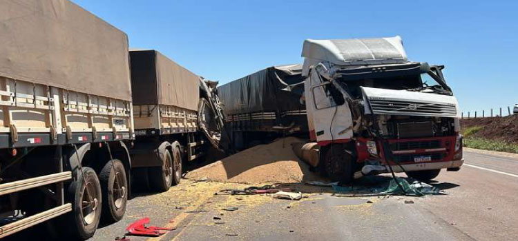 TRÂNSITO: Forte colisão entre carretas gera transtornos na BR-163 em Cascavel.