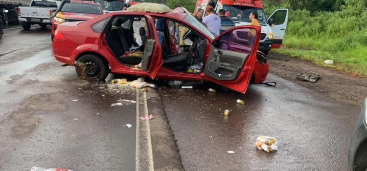 TRÂNSITO: Grave acidente deixa carro destruído na BR-163.
