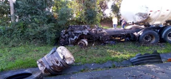 TRÂNSITO: Grave acidente entre carretas deixa motoristas em estado grave na BR-277.