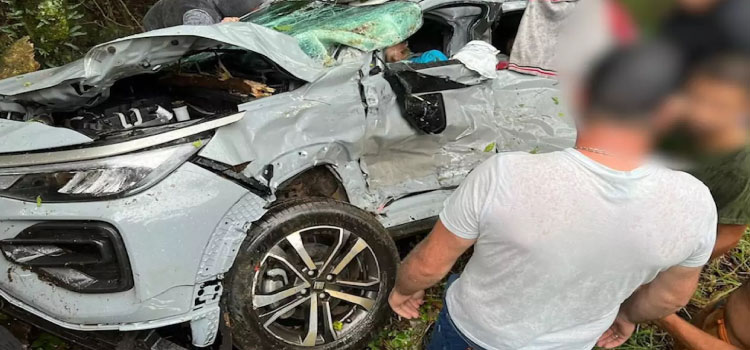 TRÂNSITO: Grave acidente entre carro e caminhão deixa quatro feridos na PR-483.