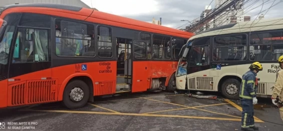 TRÂNSITO: Grave acidente entre dois ônibus deixa mais de 40 feridos em Curitiba.