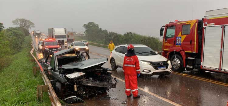 TRÂNSITO: Grave acidente envolvendo carro e caminhão deixa duas pessoas feridas na BR-369 em Corbélia.