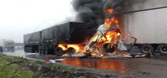TRÂNSITO: Grave acidente envolvendo dezenas de veículos é registrado na BR-277.