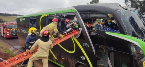TRÂNSITO: Grave acidente envolvendo ônibus e caminhão é registrado na BR-277, entre Catanduvas e Cascavel