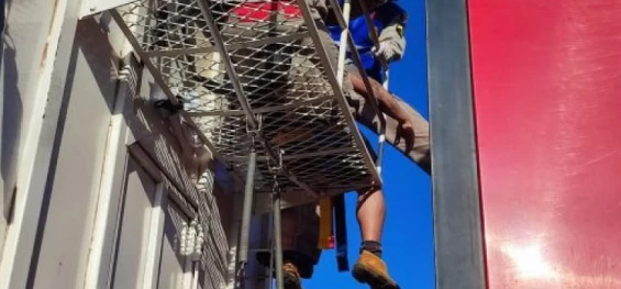 CASCAVEL: Guaraniaçuense fica ferido após sofrer queda ao tentar retirar lona de cima de caminhão, e é socorrido pelo Siate.