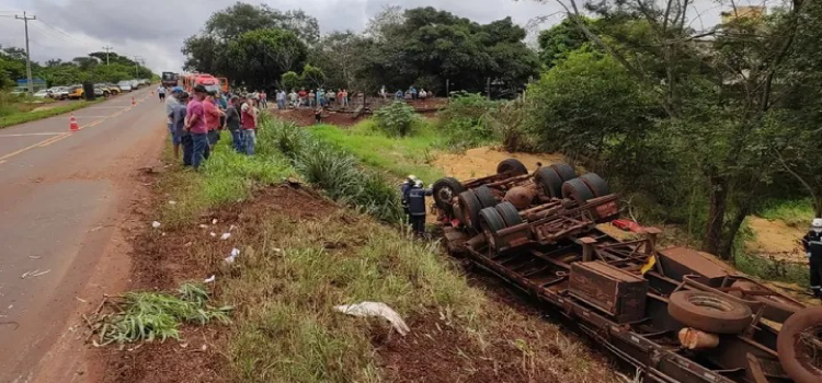 TRÂNSITO: Homem morre após caminhão capotar na PR-239, em Jesuítas.
