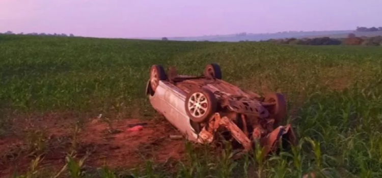 TRÂNSITO: Homem morre e 4 pessoas ficam feridas após veículo capotar em Francisco Alves.
