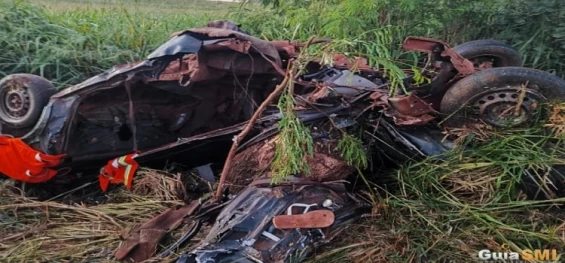 TRÂNSITO: Homem morre e outros quatro ficam feridos após bater contra árvore na PR 497 em São Miguel do Iguaçu.