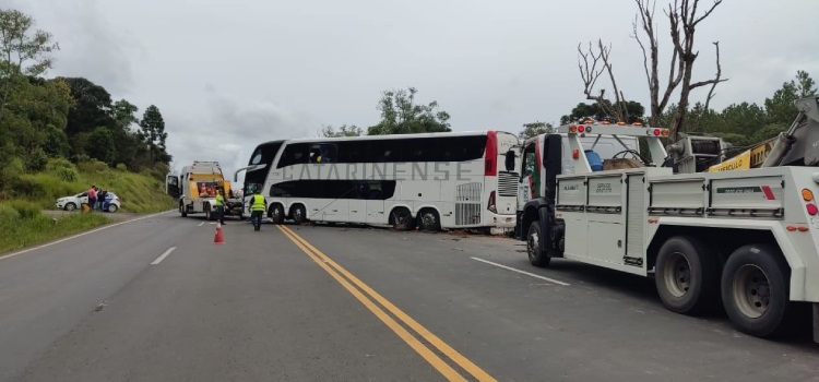 TRÂNSITO: Imagens mostram o momento da retirada do ônibus que sofreu acidente no Km 230 da BR 277 próximo a Irati.