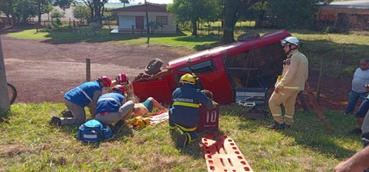 TRÂNSITO: Mãe e filho ficam feridos em grave capotamento na BR-277 em Cascavel.