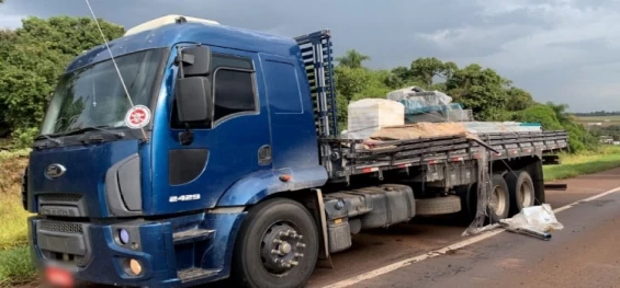 TRÂNSITO: Máquina de 9 toneladas cai de caminhão e atinge veículos na BR 369.