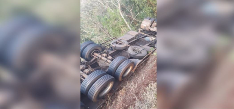 TRÂNSITO: Motorista cascavelense morre após carreta capotar na PR-444, em Apucarana.