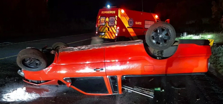 TRÂNSITO: Motorista fica ferido em capotamento na PR 180.