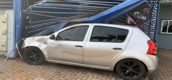 TRÂNSITO: Motorista perde o controle e bate em fachada de oficina.