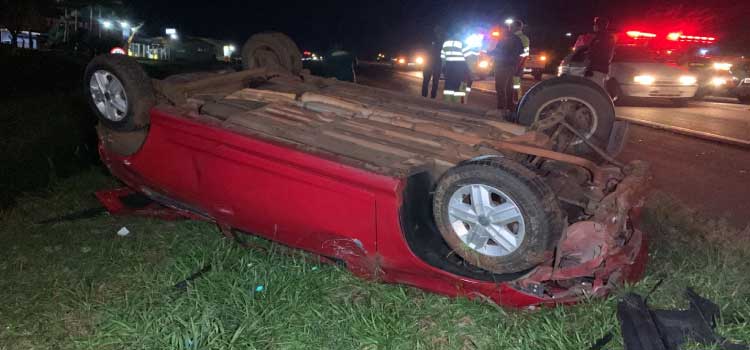 TRÂNSITO: Mulher é ejetada de veículo após capotamento na BR-277 em Cascavel.