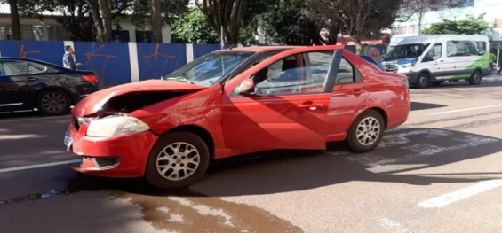 TRÂNSITO: Mulher fica ferida em acidente no Centro de Cascavel.