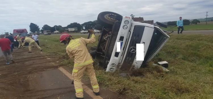 TRÂNSITO: Para evitar colisão, caminhão desvia de veículo e sofre capotamento na BR-467, em Sede Alvorada.