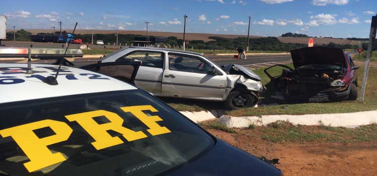 TRÂNSITO: PRF atende grave acidente entre dois automóveis no Km 396, rodovia BR 277, em Candoí.