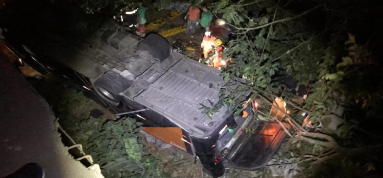 TRÂNSITO: Quatro vítimas morrem e 28 ficam feridas após ônibus cair de ponte na BR 116.