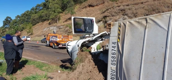 TRÂNSITO: Tombamento de caminhão deixa três feridos no KM 504 da BR-277.