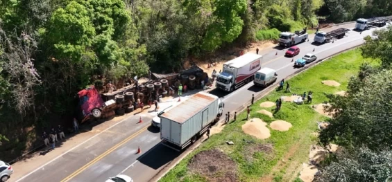 TRÂNSITO: Tombamento no Km 473 da BR-277, Rio das Cobras, Nova Laranjeiras-Pr.