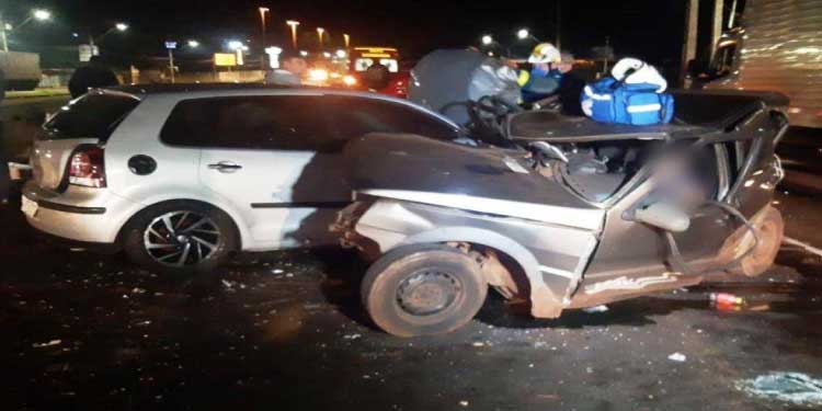 TRÂNSITO: Uma pessoa morreu e seis ficaram feridas em acidente na noite de quarta-feira (4).