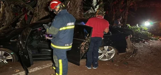 TRÂNSITO: Veículo fica destruído após capotamento na PR-180.
