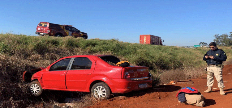 TRÂNSITO: Veículo Logan sofre saída de pista e capota após ser arremessado por caminhonete.