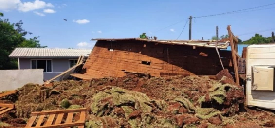 TRÊS BARRAS DO PARANÁ: Caminhão carregado de grama colide com carro e tomba.
