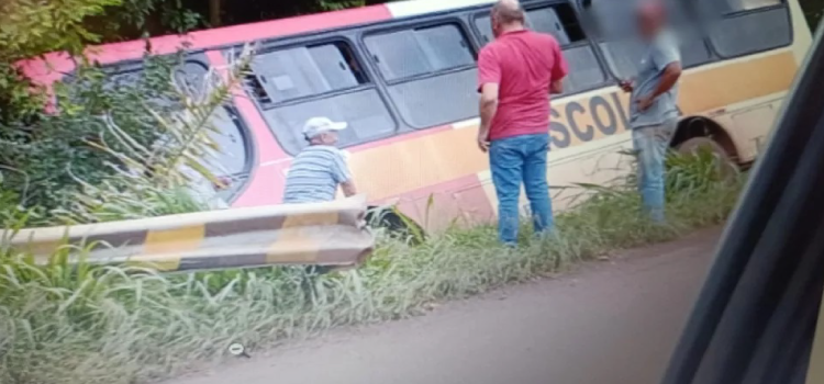 TRÊS BARRAS DO PARANÁ: Ônibus escolar se envolve em acidente.