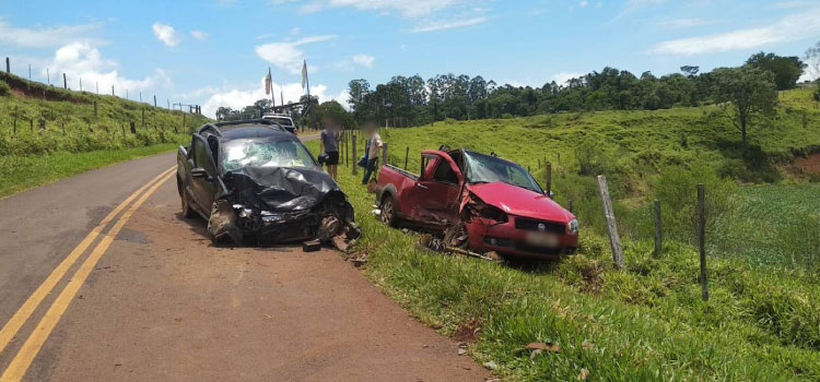 TRÊS BARRAS DO PARANÁ: Três pessoas ficam feridas após colisão frontal na PR-471.